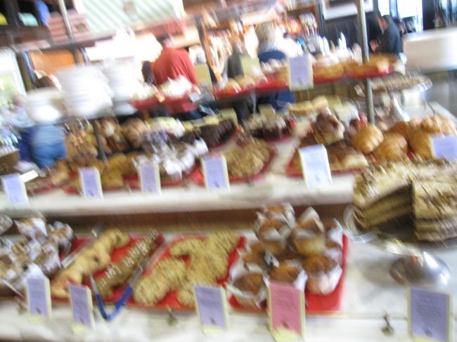 こんな感じでおいしそうなケーキなどの焼き菓子もいっぱいあります。<br />ナショナルギャラリー内にはもう一つレストランもありました。<br /><br />お腹もいっぱいになって後半戦です。<br />がんばってみましたが最後までたどり着けず、<br />また後日来ようということになりました。