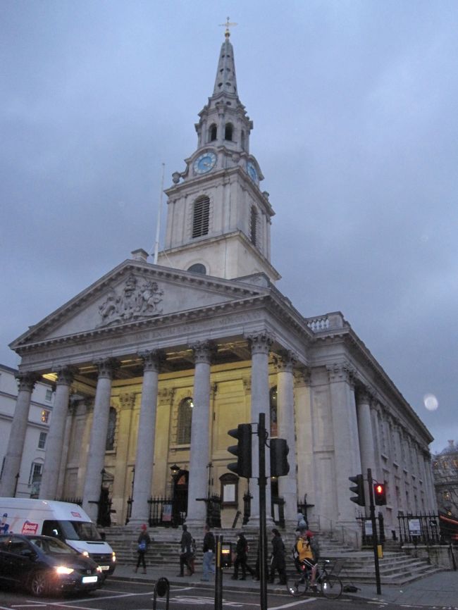 ナショナルギャラリー横の教会。<br />こちらの地下にはレストランがあるそうです。<br />そこにも行ってみたかった。