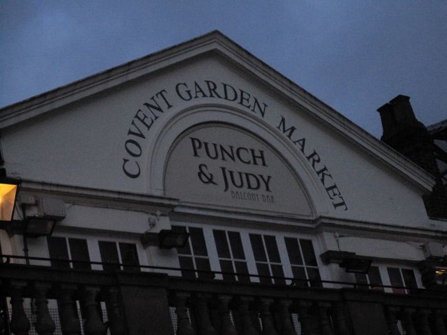 コベントガーデンと言えば<br />「マイ･フェアレディー」の冒頭のシーンに出てきます。<br />オードリー･ヘップバーンが市場の中で歌い踊るのが<br />すごく印象的でした。<br />