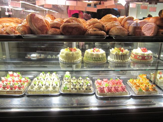 そしてやっぱり中国な感じでかなりに勝手にキャラクターものが。<br />かわいいケーキたち。