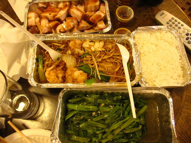 で、テイクアウェイで中華の夕食。<br />もうお米が食べたく食べたくて。<br /><br />空芯菜の炒め物、海鮮焼きそば、チャーシューとご飯。<br />どれもおいしかったです。<br />やっぱり中華のクオリティーはこの国でも高い！<br /><br />買ったお店のお姉さんは中国語と英語のみだったのですが<br />私もほぼしゃべれない英語と<br />大学時代に習ったこれまたほぼしゃべれない中国語でやりとり。<br />食べ物の名前なんかは中国語のほうが分かりやすかったです。<br />やさしいお姉さんで「日本語でお父さんとお母さんはなんていうの？」と聞いてきて<br />一生懸命覚えていました。