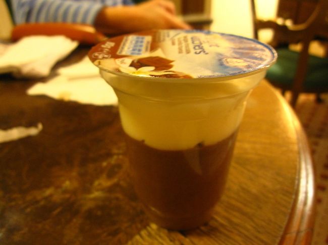 ふわふわのムースの上にクリームが乗ってます。<br />以外と甘さ控えめでおいしかったです。<br />そして低カロリーでした。