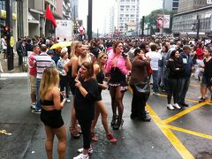 【世界最大のゲイパレード】

毎年５月にサンパウロの最大の大通りであるAV　Paulistaを全面通行止めにして行なわれる世界最大の祭典....「ゲイ・パレード」の様子..です。その手のエログロにはほとんどの方は興味がないでしょうが（私もさすがにそっちは....）、なんせ凄いんです。通常ブラジルは土日祝祭日は殆どの店は閉じ静かなんですが、この日は（何台もの山車のトレーラーから）大音響で音楽が流れる中、ヒップな..いやポップな..いや..ゲテモノ達が..いや、まともな人も異常な人も...通常は金融街でビジネスマンで溢れるパウリスタ通りにおかしな人達が零れそうなほど溢れます...。