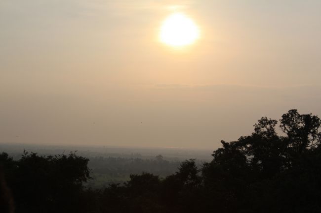 プノンバケンの丘へ。<br />たっくさんの人が夕焼けを見に来てましたぁ。