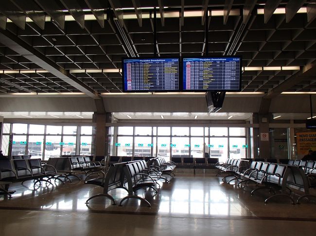 待合室はガランとしていた。小さな売店しかないので、搭乗の時間になったら、人がくるという感じでした。