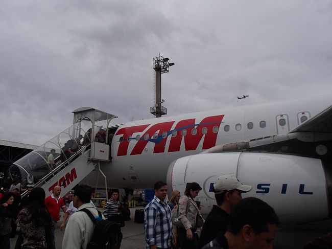 歩いて、飛行機へ乗り込む。<br /><br />13：30　SAO PAULO→14：40　IGUASSU FALLS <br />
