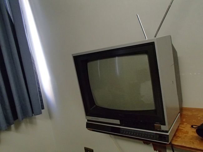 ホテルは、４月初に手配した。航空券は１月末に手配したのに、なぜいつもホテルを決めるのが、ギリギリになるのだろう。。。<br />WiFiもなく、テレビもこんな感じ。正直あまりキレイとは言えないが、２泊だけだし、問題はなかった。フロントは英語も通じるし、何よりバス停に近いのが良いポイント。