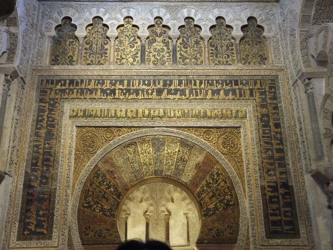 ミフラーブ（メッカの方角を示す壁がん）<br />イスラム教徒がお祈りを捧げる大切な場所だそうです。