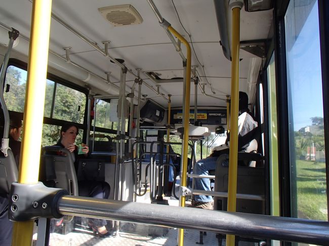 ちなみに、バスの中はこんな感じ。降りたいときは、バス停付近で、バスの上部にはしっている、ヒモを引張る。