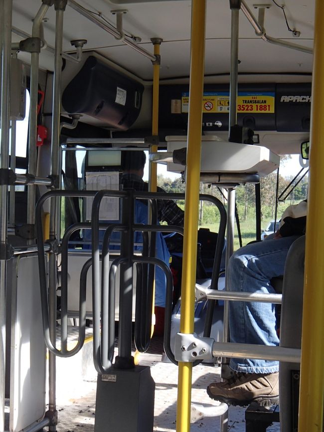 ちなみに、運転手とは別に、人が真中に乗っていて、バスは前から乗り、お金を中に座っている人へ払い、回転ゲートを通り後方へ移動する。