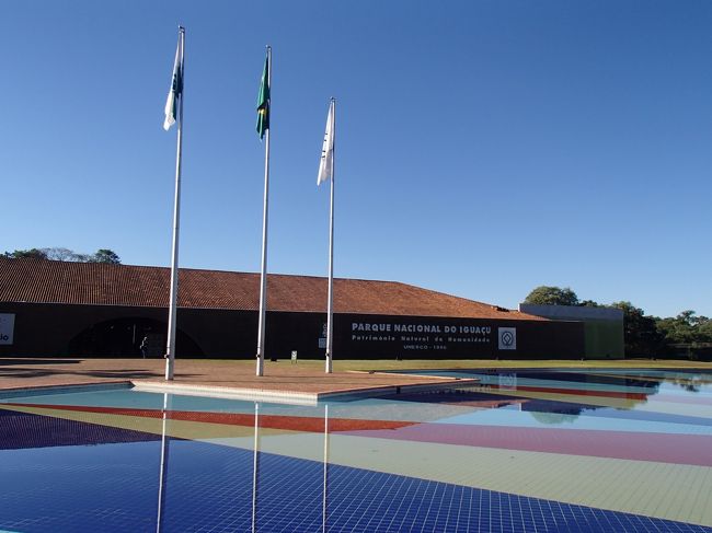 約40分後に、イグアスの滝国立公園に到着（※翌日撮った写真。旅行記を書いていると、意外と初日はテンションが上がり、基本的な写真を撮っていないことに気付く。バスの写真も、翌日撮ったもの。）