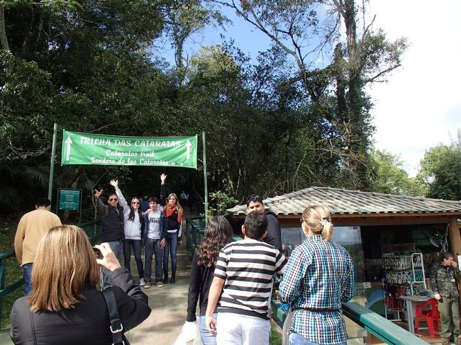 ここから、遊歩道。川に沿って歩いて行く。