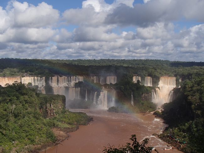San Martin Islandを左手に、Circuit Trailで行ける滝を目前にする。左から、Salto Bossetti、Salto Eva、Salto Adan、・・・とそれぞれに名前が付いている。これらの滝を直下と下から見れるのは、アルゼンチン側の楽しみだ。ちなみに、ポルトガル語で滝は、Salto サルト。