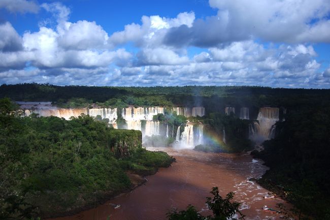 雲が多いが、合間から光が射し、虹が見える！時期的には水量が少なくなる時期だが、問題なかった。<br />