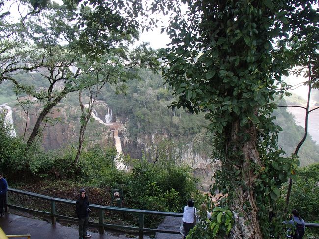 こんな感じで、滝を横目に楽しいウォーキングのひと時。