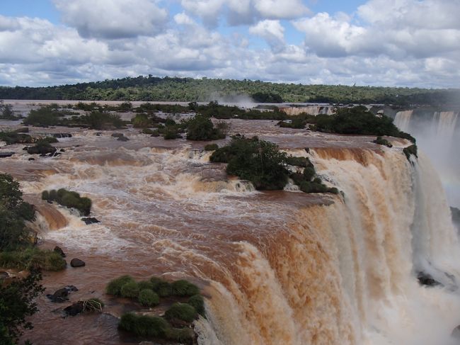 奥には、アルゼンチン側の遊歩道が見える。