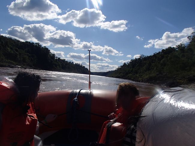 そして、ボート乗り場へ戻る。レインコートを着ていたが、役目を果たしていない。首から、水が服の中に入り、全身ずぶ濡れになった。