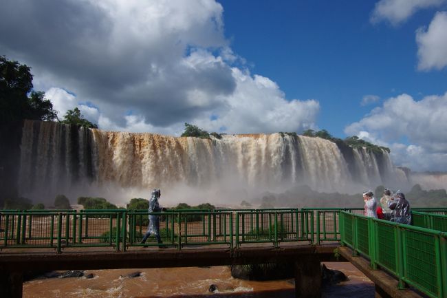 水しぶきがスゴイ。