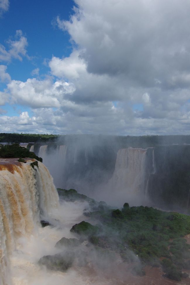 水のサイクルを感じる一コマ。雲から雨で地上へ。そして、滝から水蒸気として、再び空へ。なんてね。