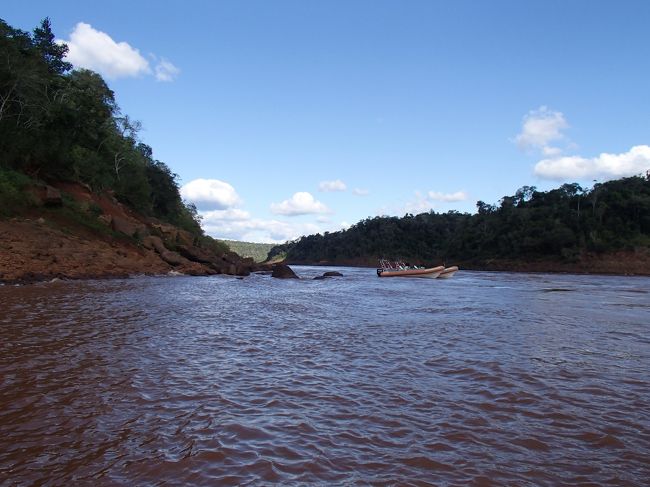 川は穏やか。ボートに乗る前に、ロッカー（有料）に貴重品や靴などを預ける。そして、Tシャツ一枚や水着になる。もちろん、しっかりとした更衣室はないので、事前に着ていて、脱ぐほうがベターである。