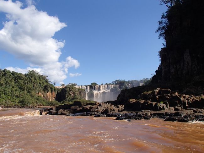 初めに正面からみた、San Martin Islandとその奥にある滝の目の前を通る。
