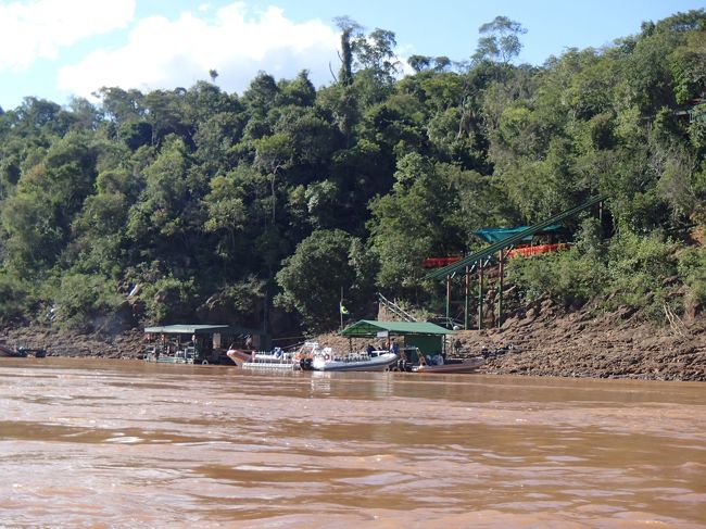 16時過ぎにアドベンチャーツアーを終え、ラストはヘリに乗ろうと思ったが、服が思ったより乾かず、体が冷えてしまい、これ以上の観光は無理。本日の観光は終了。そして、代えの服を持っていないため、入口の売店でTシャツを購入。アルゼンチン側の観光して思ったが、お土産を買うならブラジル側の方が豊富だと思った。さて、明日はヘリコプター遊覧するぞ！