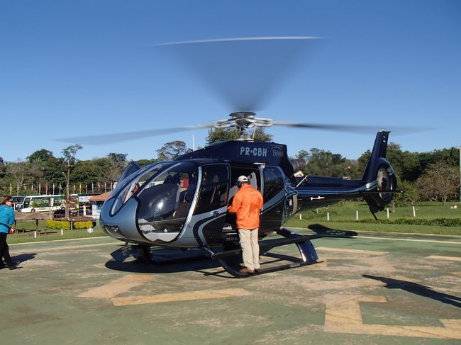 ほとんど待たずに、ヘリに乗る。約10分で、$110。現地通貨でも良いが、ドルで支払った。