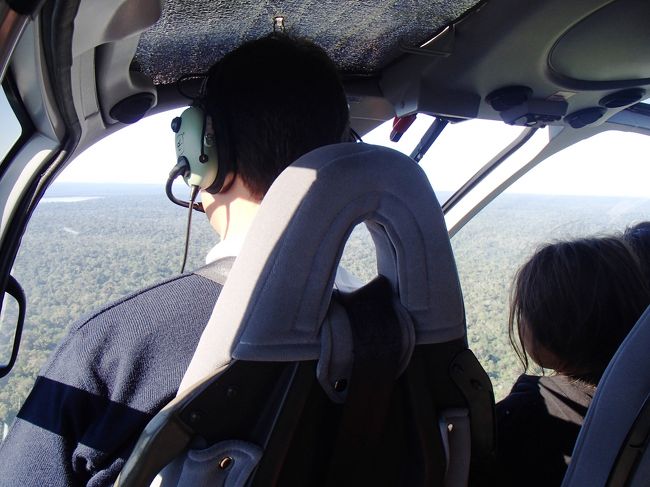 ほんとは前に乗りたかったが、ペルーから来た家族の子供達がそちらへ案内された。しょうがないので、後ろへ。窓際の席を陣取った。後ろは4人座れるので、危うくブラジルカップルに、先に乗れと言われたが、そこは主張して、窓側へ。