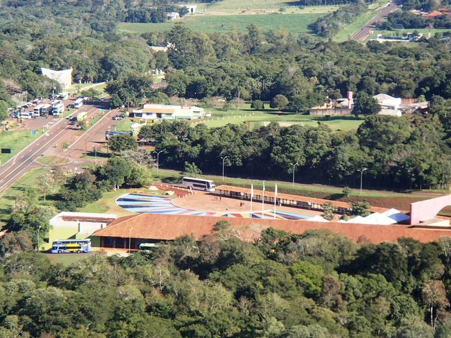 上からみた、イグアス国立公園の入り口。こうして、遊覧飛行が終了。ヘリ遊覧は自然保護の観点から賛否があるが、滝を鳥瞰するのは、とても面白いと思う。高いが価値はあると思う。<br />ヘリ遊覧が目的だったので、次の目的地へ行く。