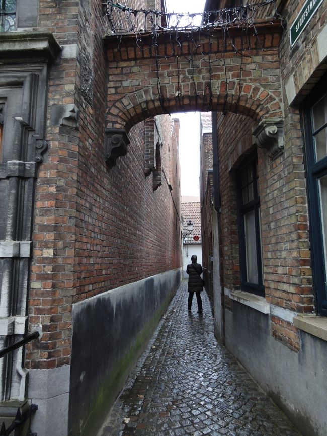 ビールも飲んで、ご飯も食べて満たされた状態で街へ繰り出します。