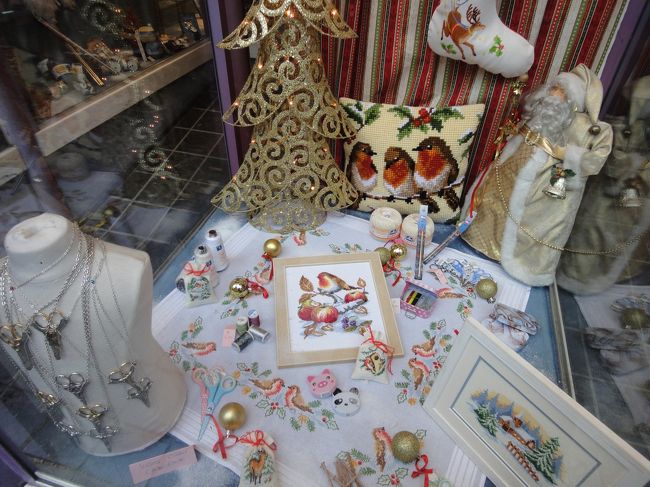 途中で見かけた手芸屋さん。<br /><br />ロビンちゃんの小っさい刺繍セットが欲しくて入ってみました。<br />結果、欲しかったウィンドウの商品は無くて（悲）<br />代わりにジャックラッセルテリアの刺繍セットをご購入☆<br />お家に帰ってチクチクやりますか〜。（やるかなぁ？！←本音（笑））