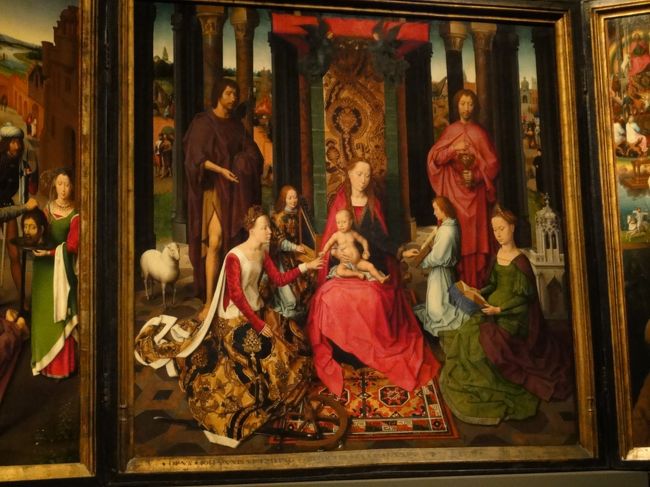 さて、メムリンク美術館デス☆<br /><br />チケットを買って入館。<br />昔の教会をそのまま使用しているので雰囲気満点。<br />ベギン会修道院の修道女たちの活動とかの展示もありました。<br />当初、写真をとっていいのか分からず、カメラは控えよう、と撮影しなかったのですが・・・。<br />この有名な絵の前でバシャバシャ写真を撮っている人がいたので、安易に「あ、いいんだ〜。なんだ〜心配して損しちゃった」と思い撮影してしまいました。<br />ところが、その人、聖ウルスラの聖遺物箱の所でスタッフのおじさまに注意されているではないですか！<br />まずい・・・やっぱりホントは駄目だったんだ（汗）みたいな・・・。<br />すみません、この一枚だけ撮影してしまいました（汗）<br />ごめんなさい(＠_＠;)<br /><br />そんなこんなの聖カトリーヌの神秘の結婚デス（汗）