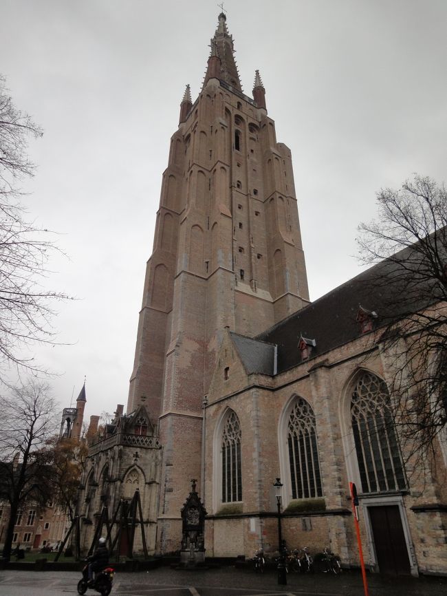 美術館から出てきたら雨がひどくなっております・・・。<br />なんだか悪いことしちゃった後味の悪さも手伝って「神様ごめんなさい」状態（涙）<br />聖母教会の尖塔を見上げます・・・。<br />