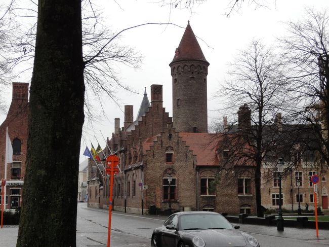 ブルーになるワタクシの横には実に現実的な相棒あり・・・。<br /><br />「なんか雨スゴイしさ〜、寒いし、運河めぐりも広場もやめてブリュッセルへ帰ろうか？」<br /><br />とな？？？