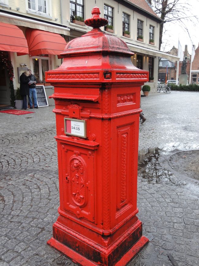 雨はじゃんじゃん降ってくるし、寒いし、泣きたい気持ち（悲）<br /><br />なんだか赤くて立派なポスト、イギリスのに似てるなぁ〜。<br />ああ、ちょっと〜涙でかすんできたよ？<br />ううん、これは雨がお目目に入っちゃったの(T_T)
