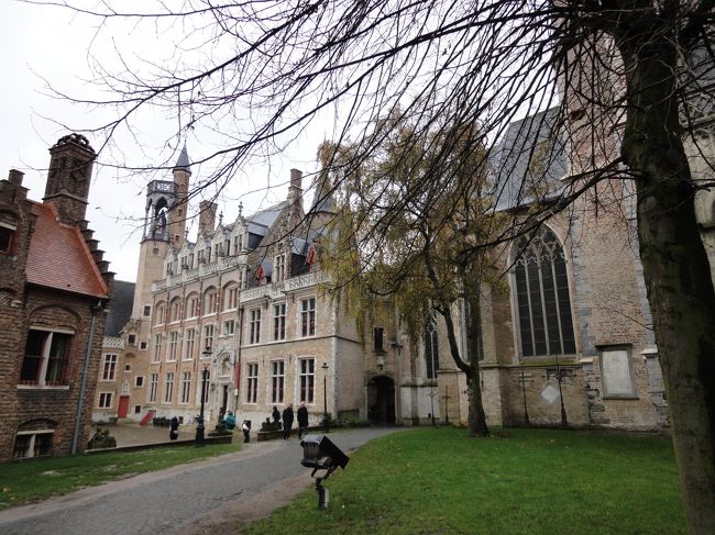 ヘタレた相棒を何とかなだめすかして<br />「近くの博物館の建物辺りだけでも観光しようよ、せっかく来たんだし」と説得。<br /><br />了解を得まして観光続行デス（汗）<br />この辺り、ちょっとケンブリッジとかイングランドの田舎町に雰囲気似てますね。<br />いつも不思議、なんでヨーロッパの芝生って冬でも緑なのかしら？