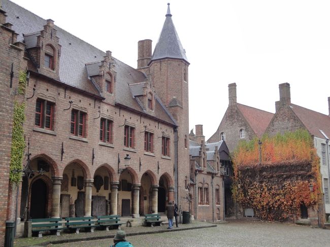 中庭を通って運河の方へ。<br />アーチ状の外廊下には昔の墓石（教会にある敷石タイプの物）が並べられておりました。