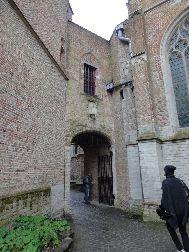 この細い通路を通って。