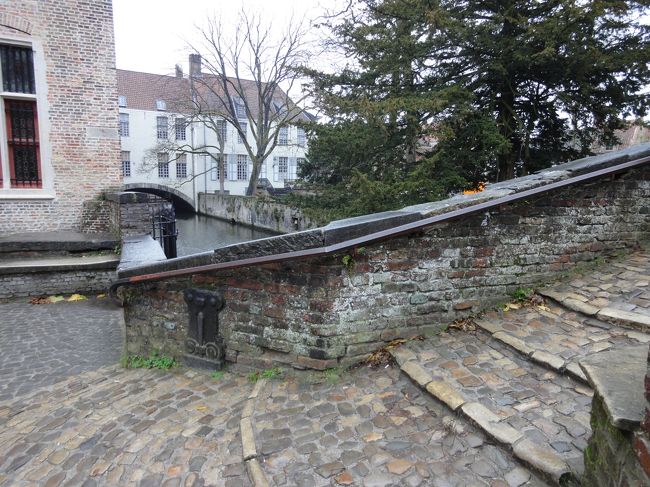 この短い橋を渡ってグルリと建物を回ります。<br />雨で滑るから気をつけないと・・・。