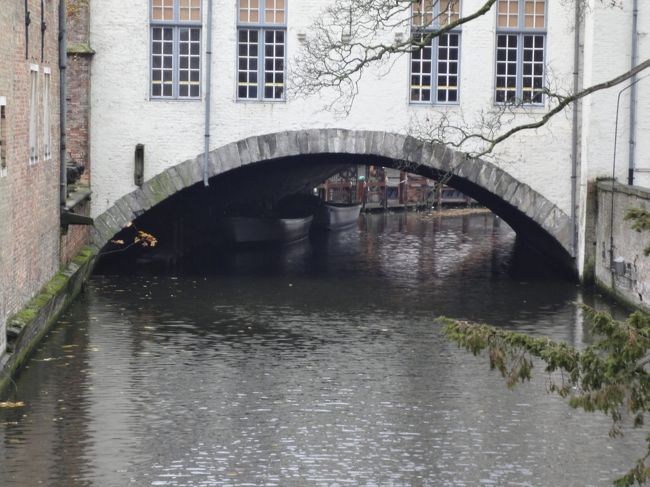 運河にまたがる廊下。<br />ベネチアでも見たけど、湿気で建物傷まないのかな？<br />いくら石造りでもねぇ・・・。<br />渡り廊下だからいいのか？