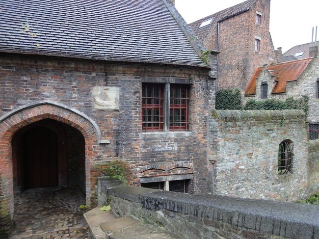 この橋にくっついてる建物、ヨットの表札が出てる。<br />昔の船着き場かな？