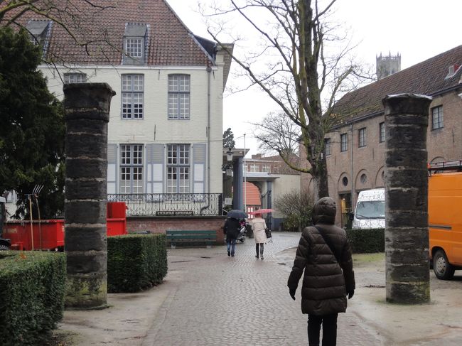 柱二本がポツンと門のように立ってます・・・。<br />なんなんざんしょ？