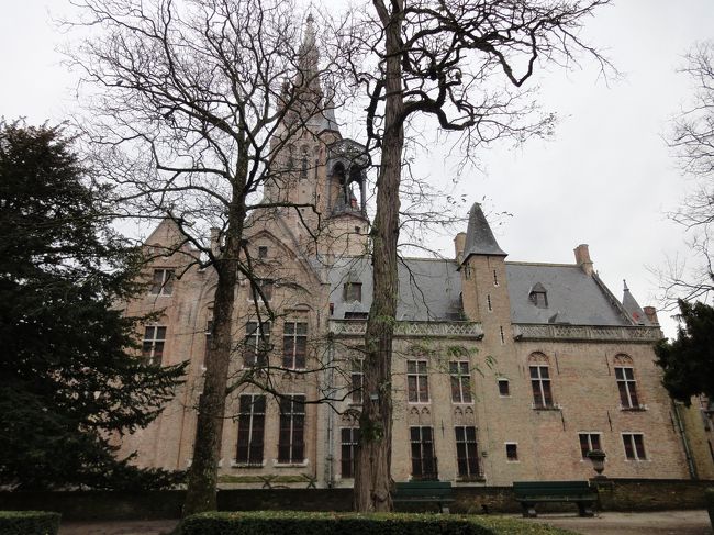 聖母教会の裏っ側デス。