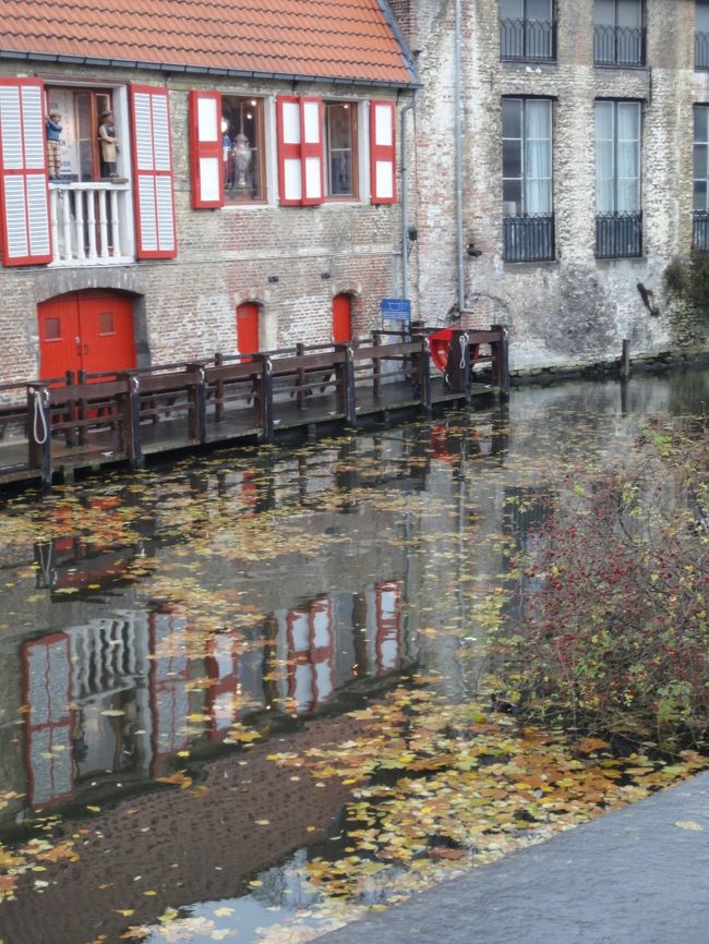 運河を挟んで向かいのお店がカワイイのデス。<br />窓辺にお人形がディスプレイされてます。<br />人が立ってるみたいに見える〜。<br /><br />運河に黄色い落ち葉が散ってるのもいいカンジ☆<br />小さくてわかるかな？薔薇が小さい赤い実を水辺でたわわにつけております。<br />