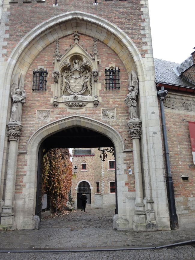 もう一度博物館の中庭へ。<br />今度はこの門から入ります。<br /><br />グルートゥーズ侯家の紋章でしょうか？<br />騎士の盾の両脇にユニコーンが立っています。