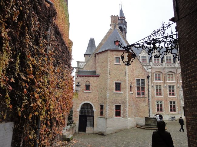 この博物館は元はグルートゥーズ侯の館で1955年から博物館として使われてるそうデス。<br />ギルドの紋章だとか武器陶器楽器タペストリーとか当時の様子がわかるそうデス。<br />興味はあったんだけど、もう相棒のリミットが切れそう・・・。<br />今回は諦めますかぁ、とほほ。