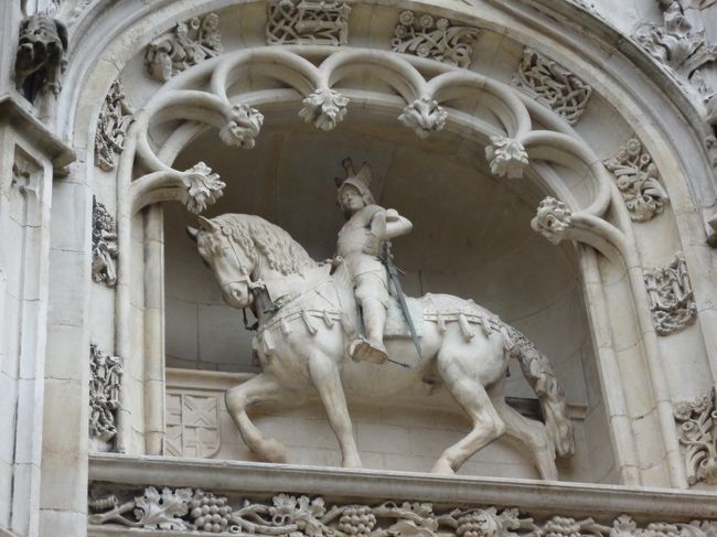 このお方がグルートゥーズ侯なんでしょうか？<br />兜が白鳥（？！）なのがローエングリンを思い出させるっていうか・・・バイエルンの白鳥オタクを思い出させるっていうか・・。<br />びみょう〜〜〜〜。