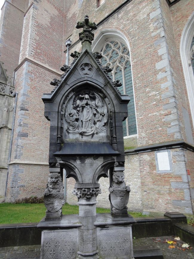 一通り辺りを見て元来た道をとって返します。<br /><br />聖母教会の角にあったマリア様のお社。<br />てっぺんの十字架がどの方角から見ても十字になるように立体的になってる。<br />変わった作りデス。