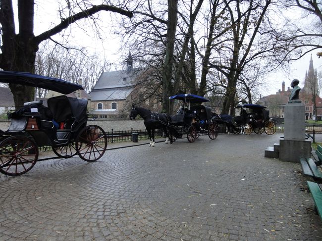 駅に向かって歩きます。<br />途中、愛の湖公園辺りで見かけた馬車。<br />雨の日でもご出勤のお馬さんと御者さんに敬礼！<br />がんばってね。<br />僕らヘタレは帰るケド（涙）