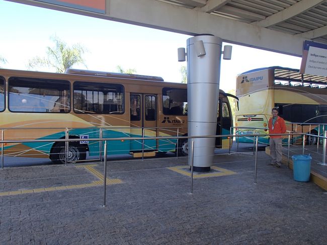 11時過ぎにチケットカウンターに着いた。丁度、11時のSpecial Tourに間に合うということで、参加する。2時間で、発電所内部も見れるツアー。一人、R$56.1。チケットを買う際は、身分証明としてパスポートの提示が求められた。（クレジットで払ったからかな？）<br />荷物は、ロッカーに預け、身軽な状態で観光する。ちなみに、まずは映画を見るらしいが、私はバスから合流した。